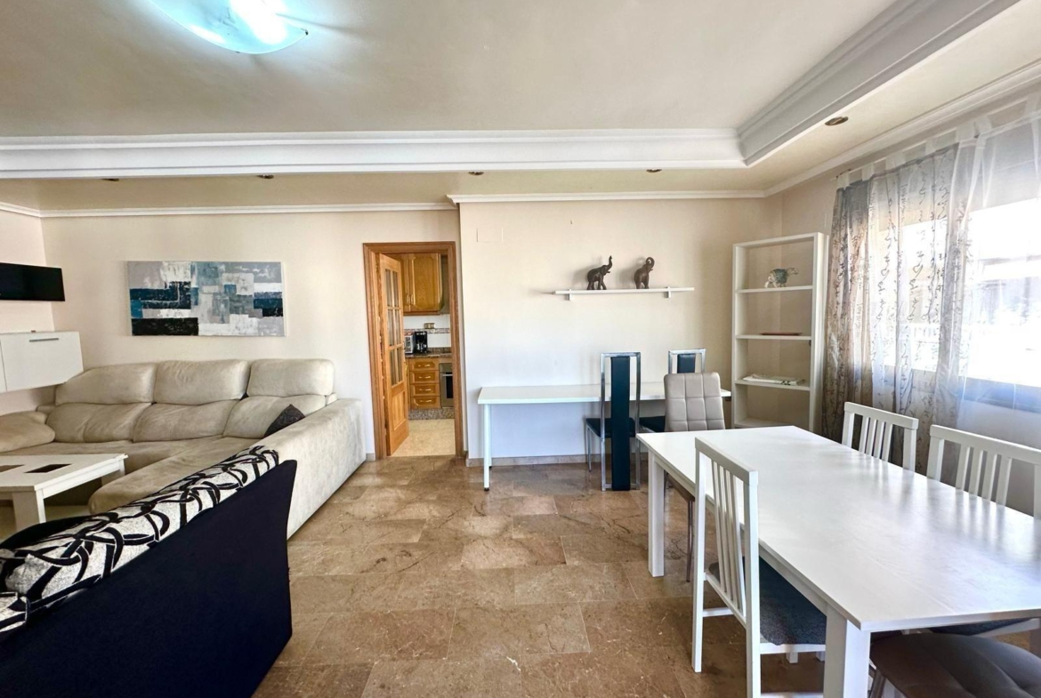 GRANDE APARTAMENTO DE 4 DORM. 2 BAÑOS. A 400 METROS DEL PUERT0 DE TORREVIEJA CON 130 M2. Y GRAN TERRAZA.