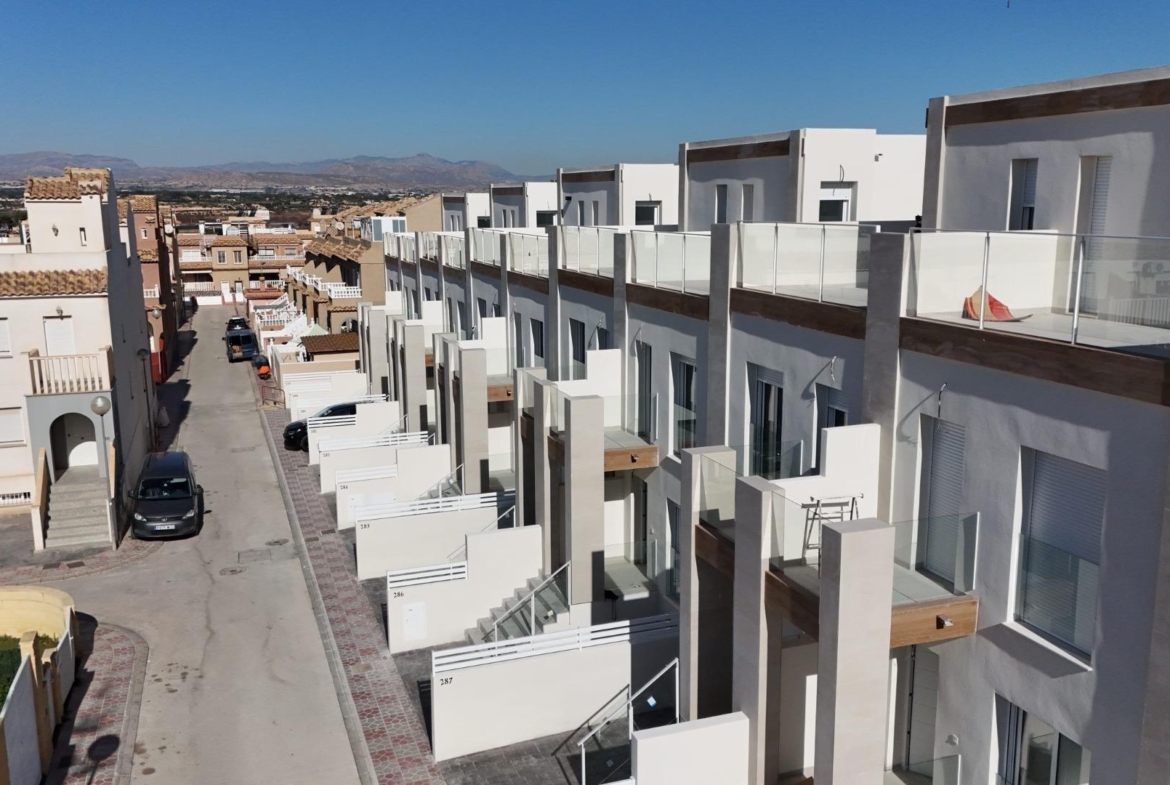 NEW BUILD IN GRAN ALACANT. SEMI-DETACHED HOUSE WITH 2 BEDROOMS. 2 BATHROOMS. 118 M2. BASEMENT OF 31 M2. SOLARIUM 24 M2. PLOT 16 M2 WITH PARKING. MARINO