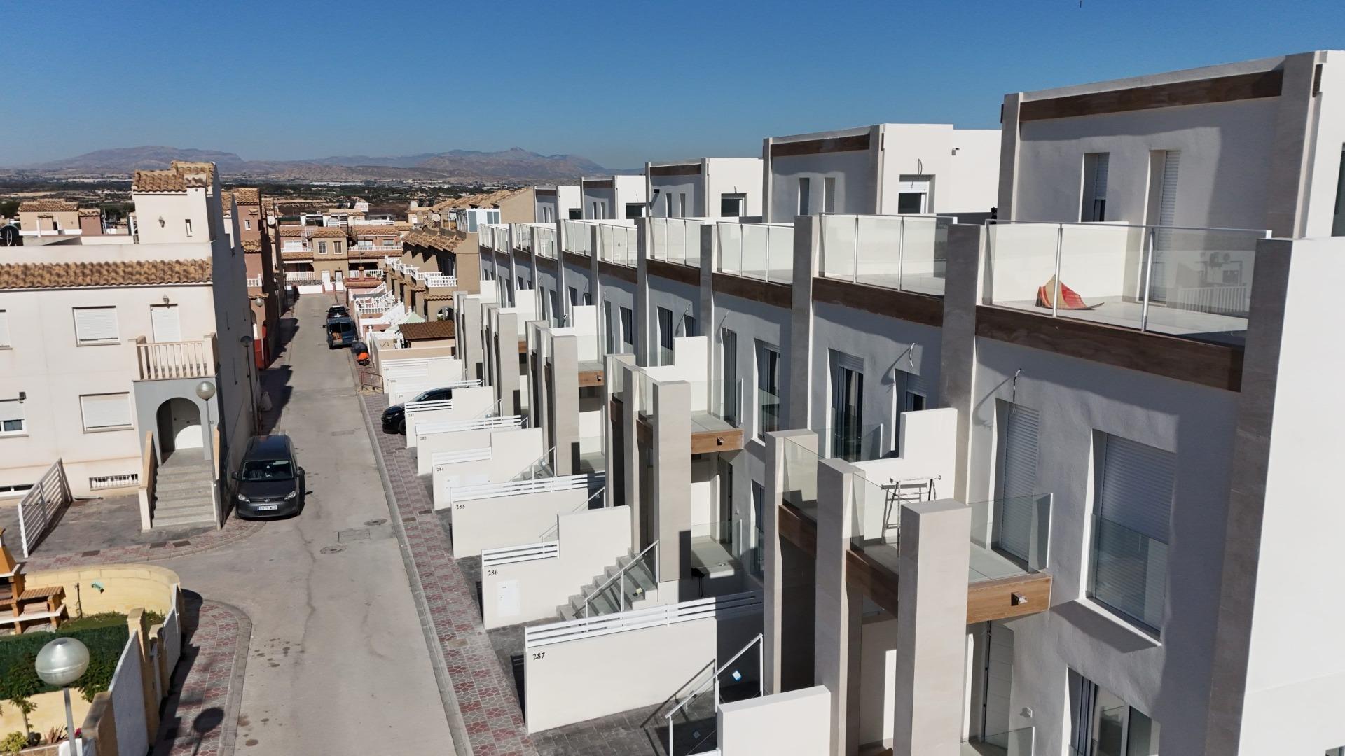 NEW BUILD IN GRAN ALACANT. SEMI-DETACHED HOUSE WITH 2 BEDROOMS. 2 BATHROOMS. 118 M2. BASEMENT OF 31 M2. SOLARIUM 24 M2. PLOT 16 M2 WITH PARKING. MARINO