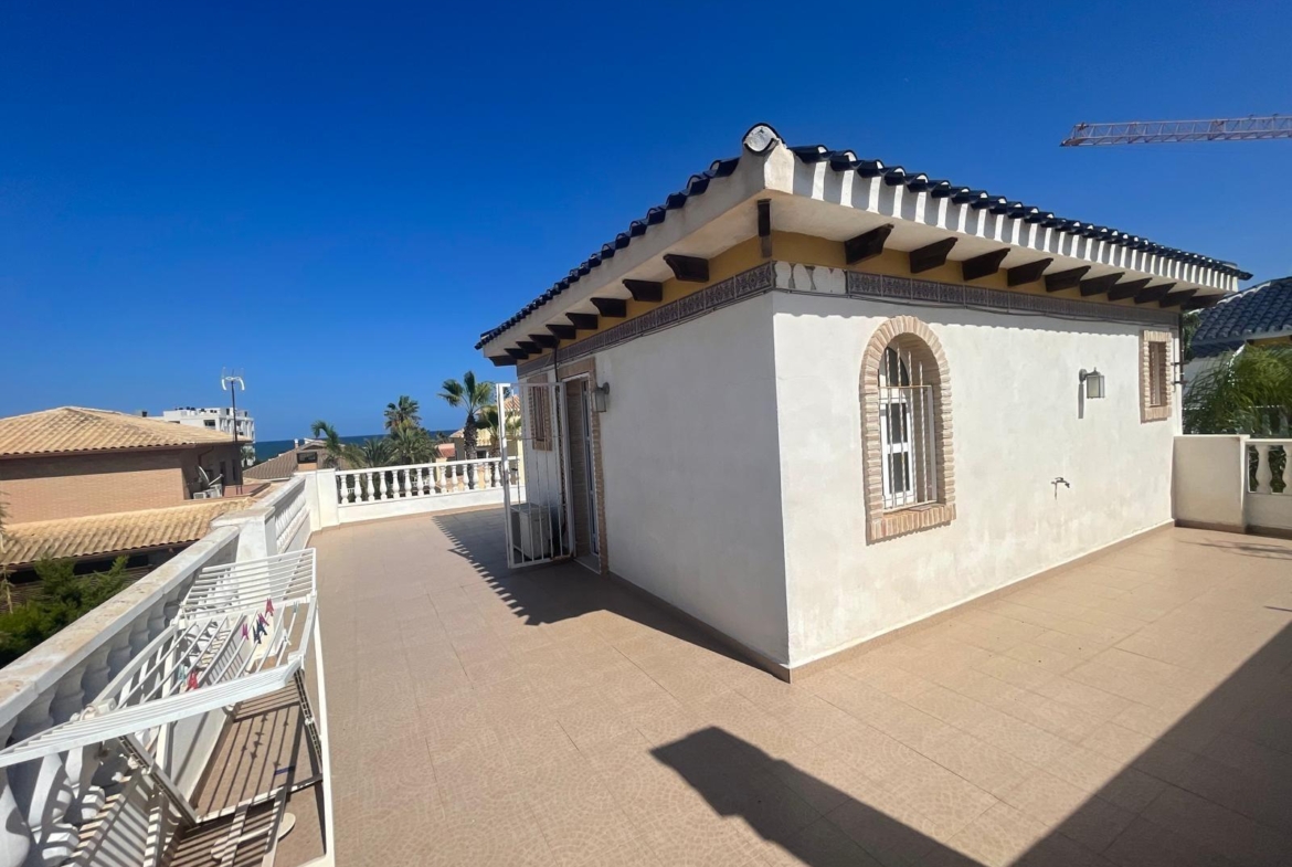 VILLA PARADA CON VISTAS AL MAR Y A 200 METROS DE PLAYA! ZONA TORRE LA MATA. 5 DRM. 3 BAÑOS. PISCINA PRIVADA.