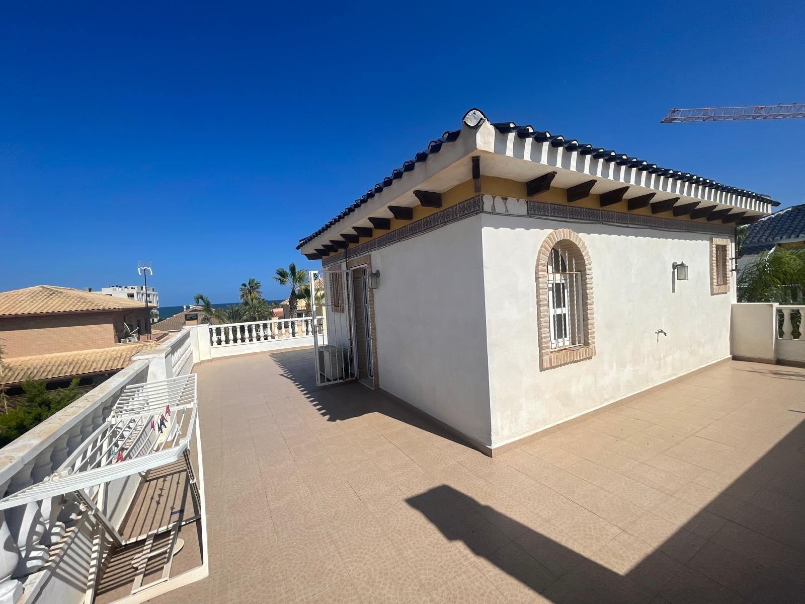 VILLA PARADA CON VISTAS AL MAR Y A 200 METROS DE PLAYA! ZONA TORRE LA MATA. 5 DRM. 3 BAÑOS. PISCINA PRIVADA.