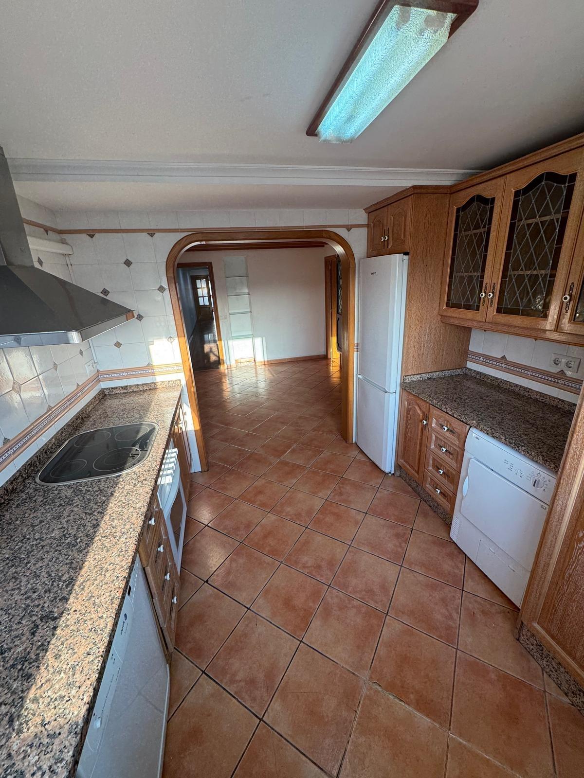 APARTAMENTO A 200 METROS DEL PUERTO DE TORREVIEJA CON SUPERFICIE DE 121 M2. 3 DORM. 2 BAÑOS.