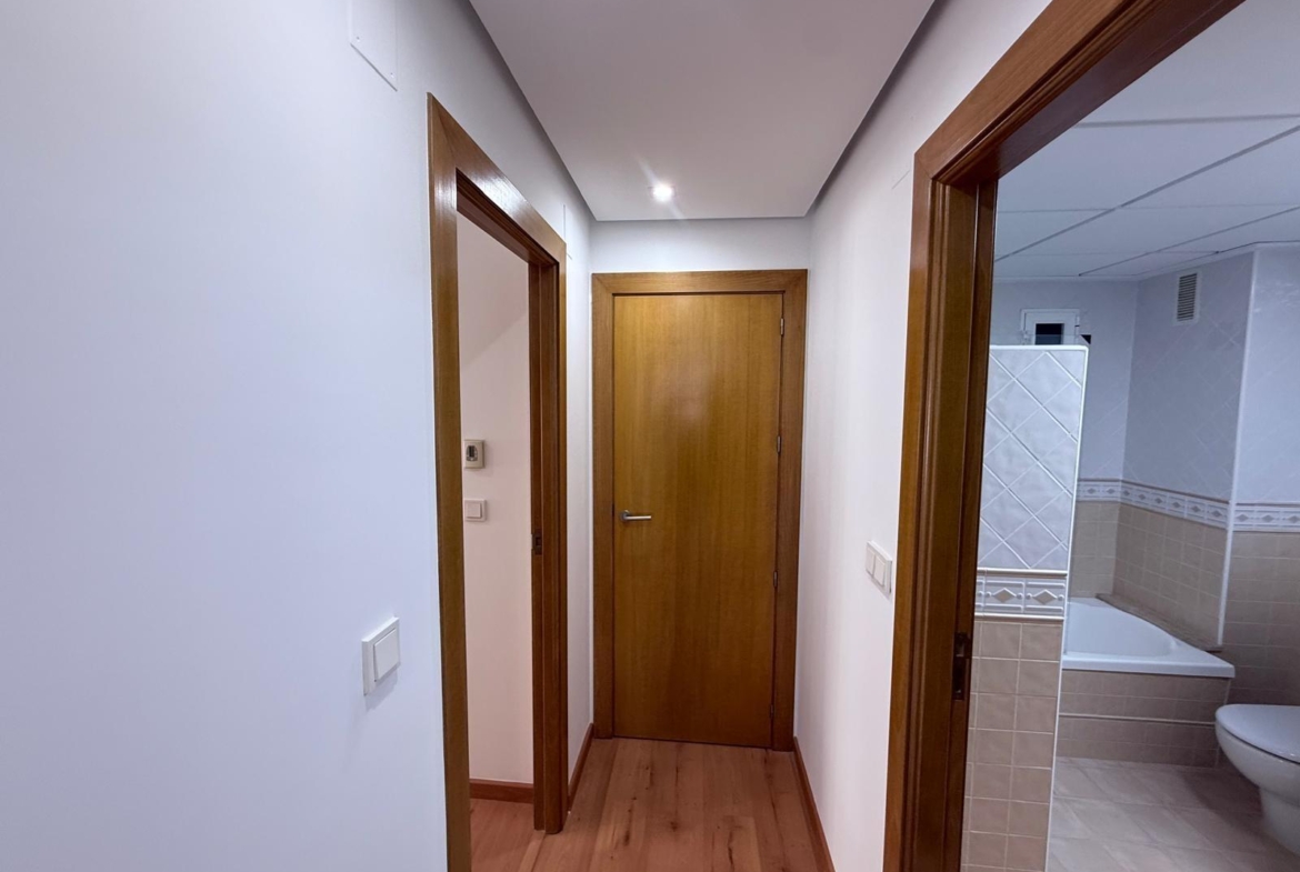 AMPLISIMO APARTAMENTO EN PRIMERA LINEA – PUERTO DE TORREVIEJA : 3 HAB, 2 BAÑOS, GARAJE Y TRASTERO