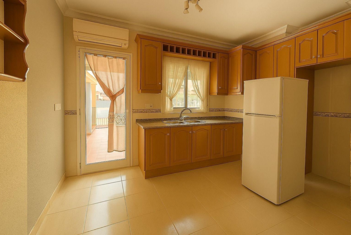 ADOSADO EN PLAYA FLAMENCA CON JARDIN Y PISCINA COMUNITARIA. 2 DORM. 2 BAÑOS. PARKING. 2 TERRAZAS GRANDES.