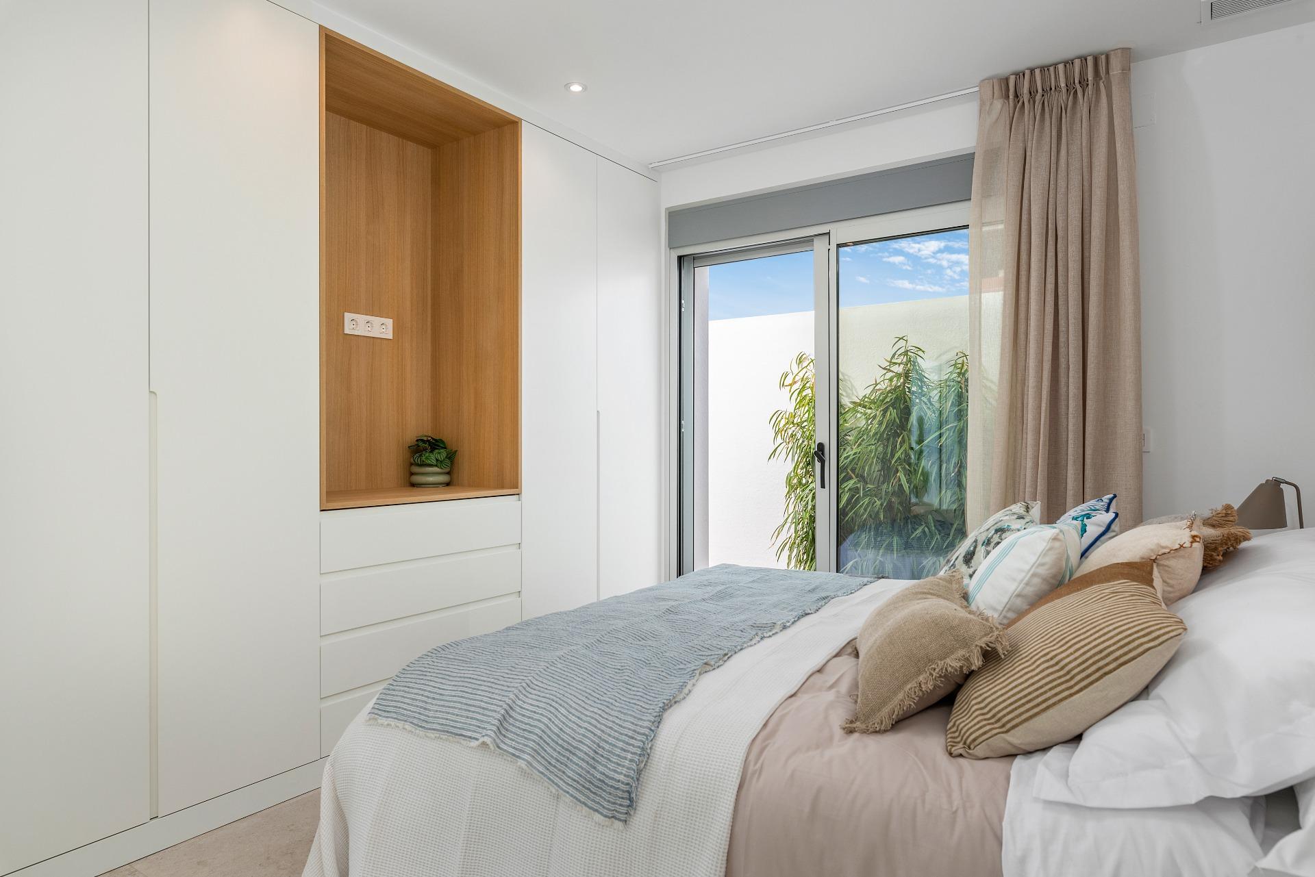 VILLA DE OBRA NUEVA EN LOS ALCÁZARES CON VISTAS AL MAR MENOR. CON PISCINA PRIVADA. 3 DORM. 2 BAÑOS. PARCELA 217 M2.