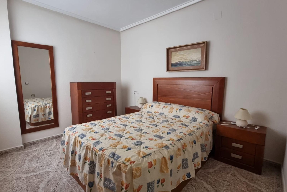 Apartamento semireformado a escasos metros de la playa !