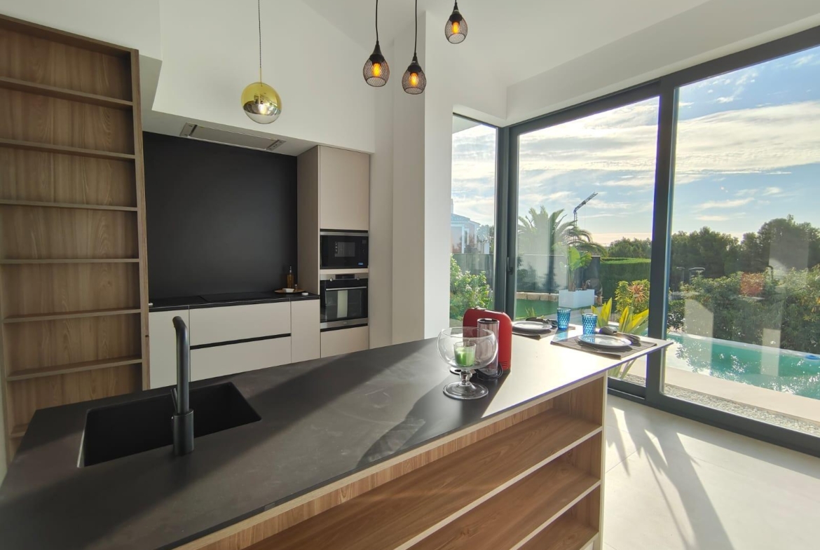 Design villa met uitzicht op zee