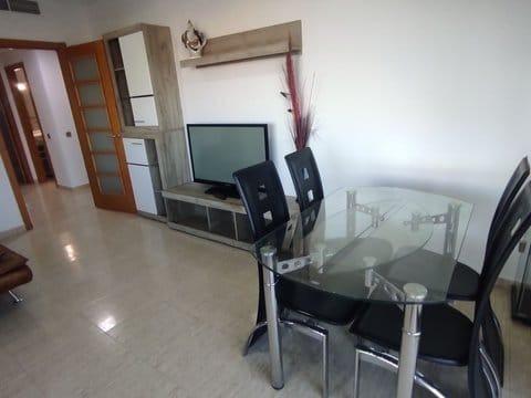 Bonito apartamento con vistas al mar y a la montaña, amueblado y equipado.