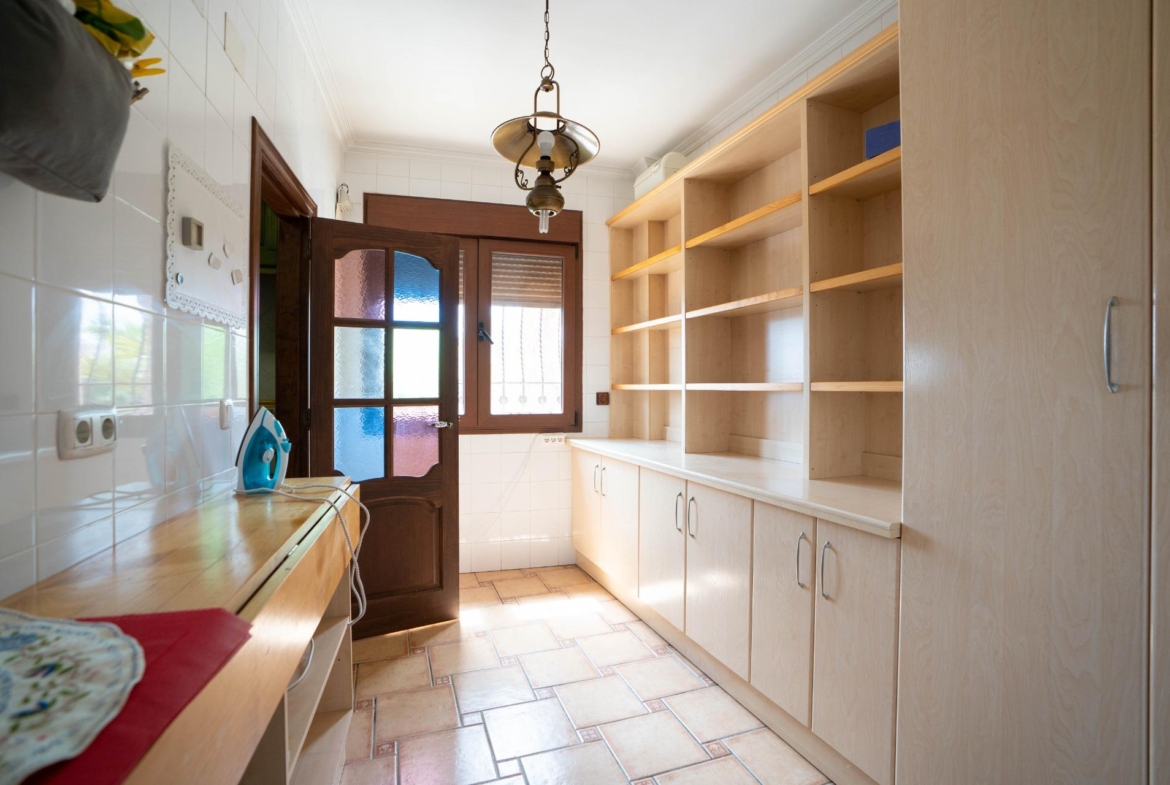 LARGE HOUSE WITH COMMERCIAL PREMISES IN SAN MIGUEL DE SALINAS