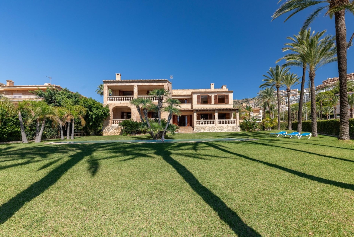 Exceptional Beachfront Villa: Luxury Steps Away from the Beach