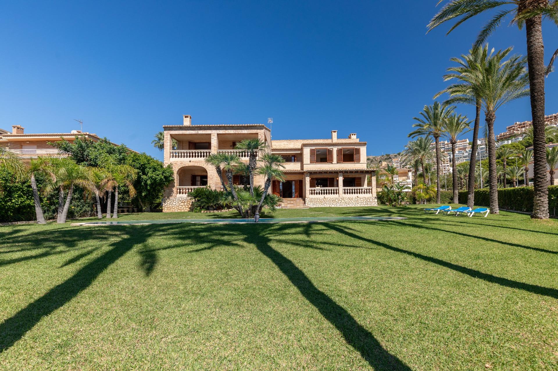 2-7-82 Exceptional Beachfront Villa: Luxury Steps Away from the Beach