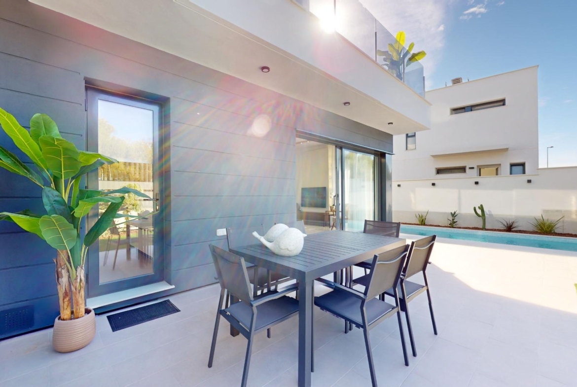 Detached modern villas placed in Roda Golf, Murcia