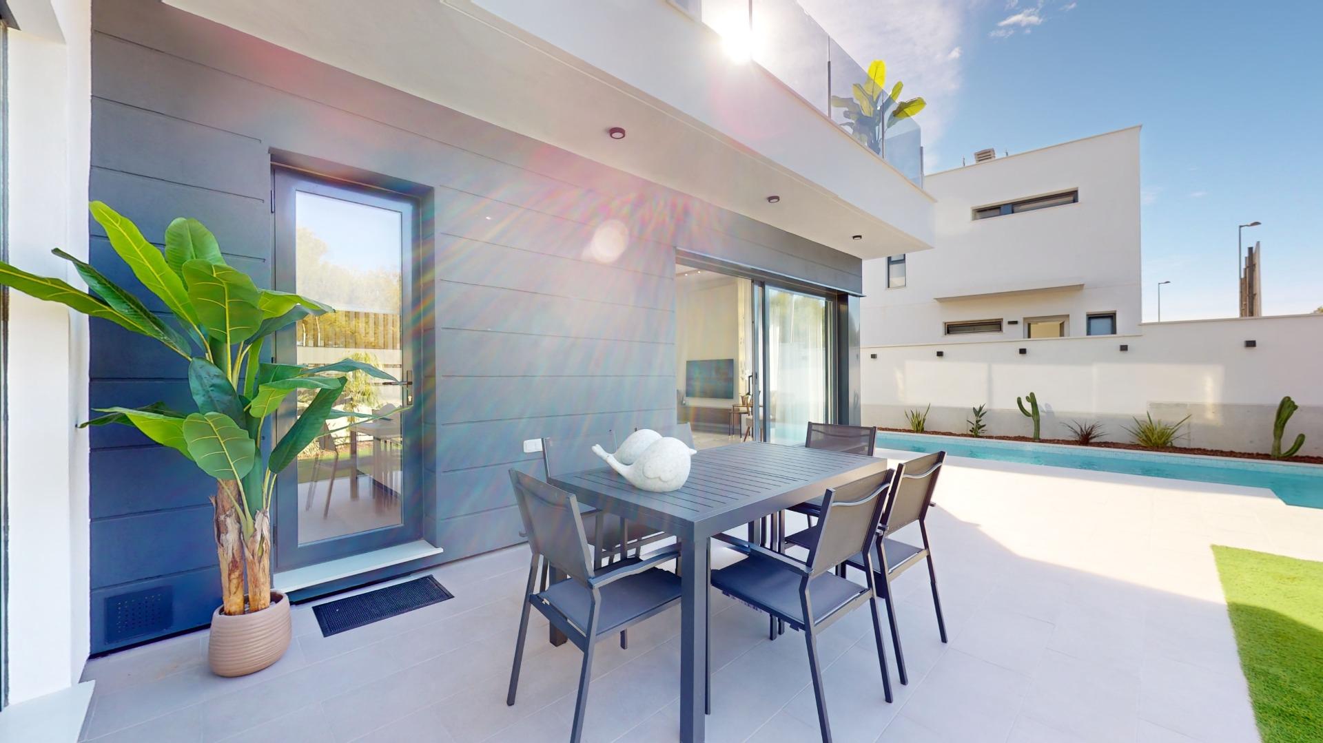 2-7-86 Detached modern villas placed in Roda Golf, Murcia
