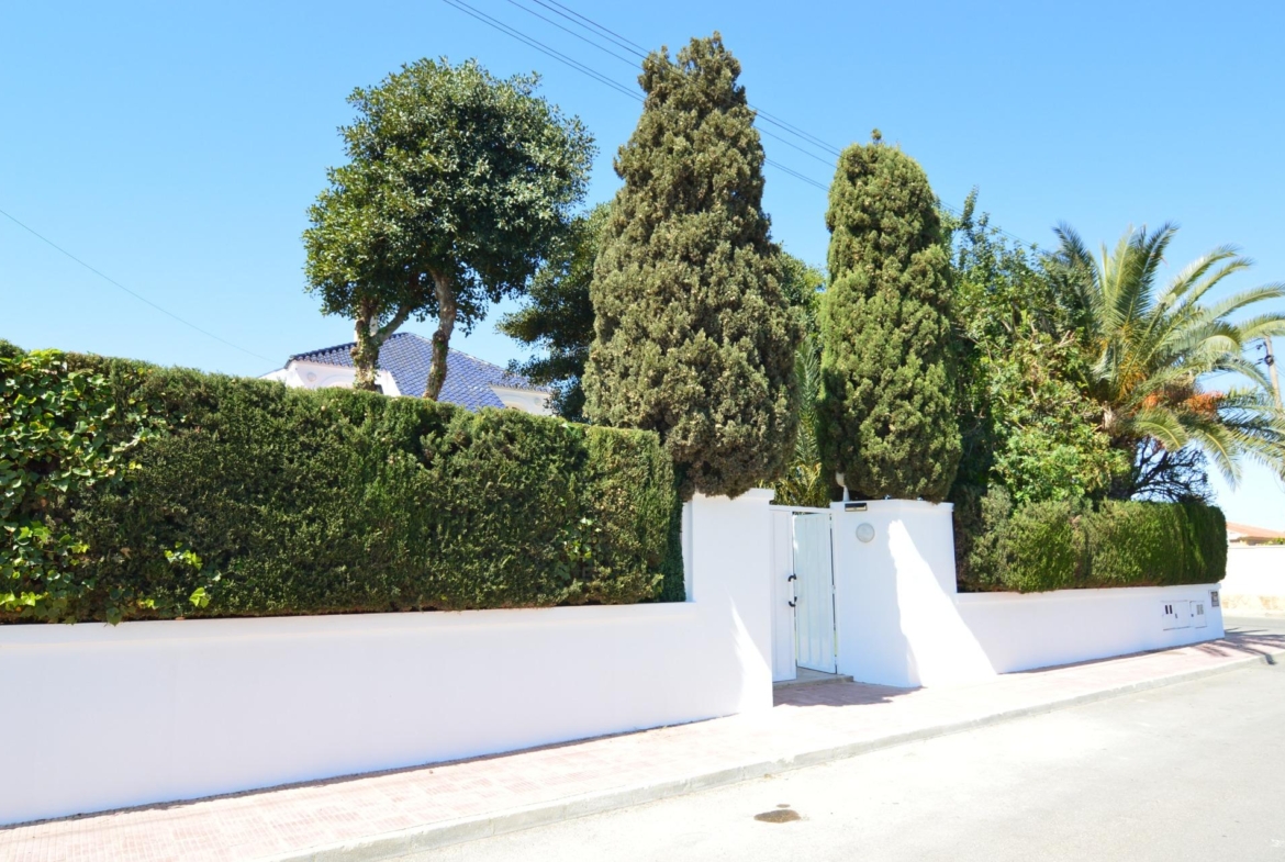 Spectacular renovated villa in urbanization Torreta Florida