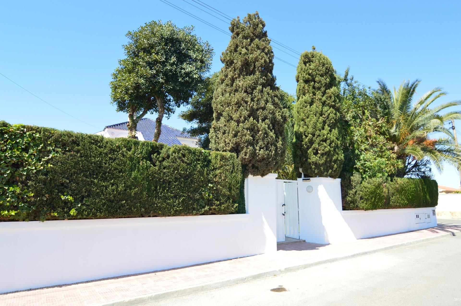 Spectacular renovated villa in urbanization Torreta Florida
