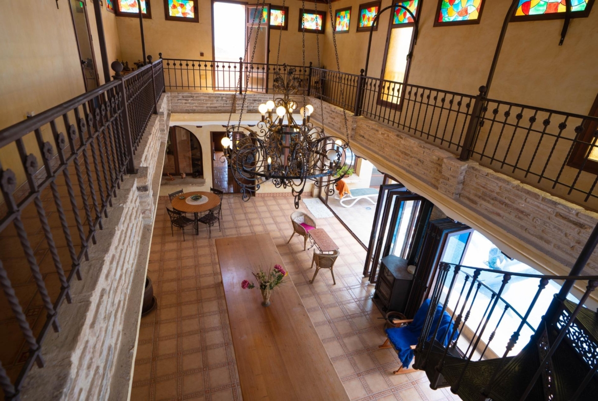 LARGE HOUSE WITH COMMERCIAL PREMISES IN SAN MIGUEL DE SALINAS