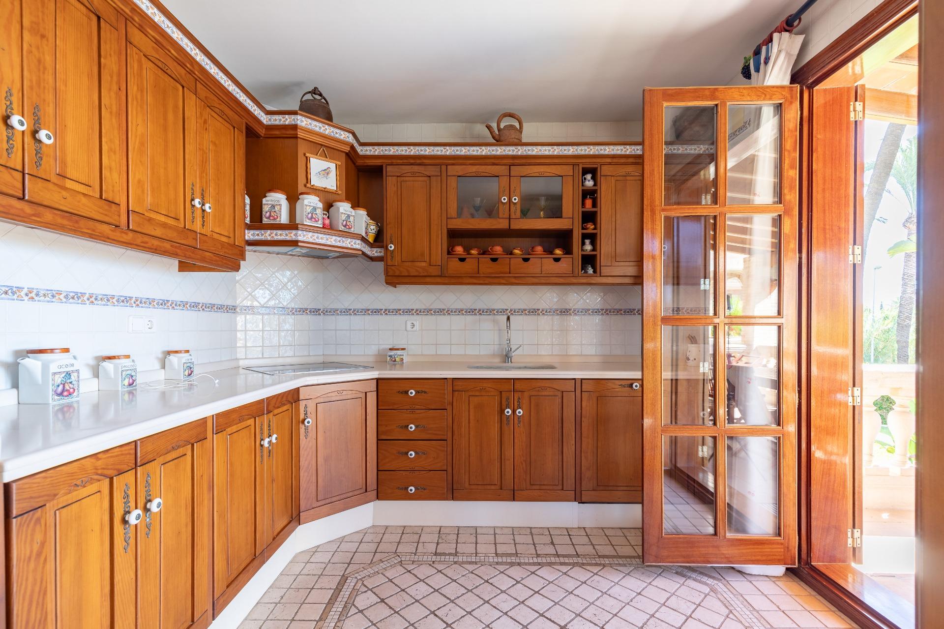 2-71-5 Exceptional Beachfront Villa: Luxury Steps Away from the Beach