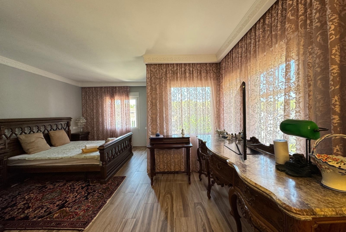 VILLA DE LIJO EN CAMPOAMOR CON 639 M2 DE CASA. PARCELA 800 M2. PISCINA PROPIA. 5 DORM. 4 BAÑOS. PLAYA A 650 METROS.