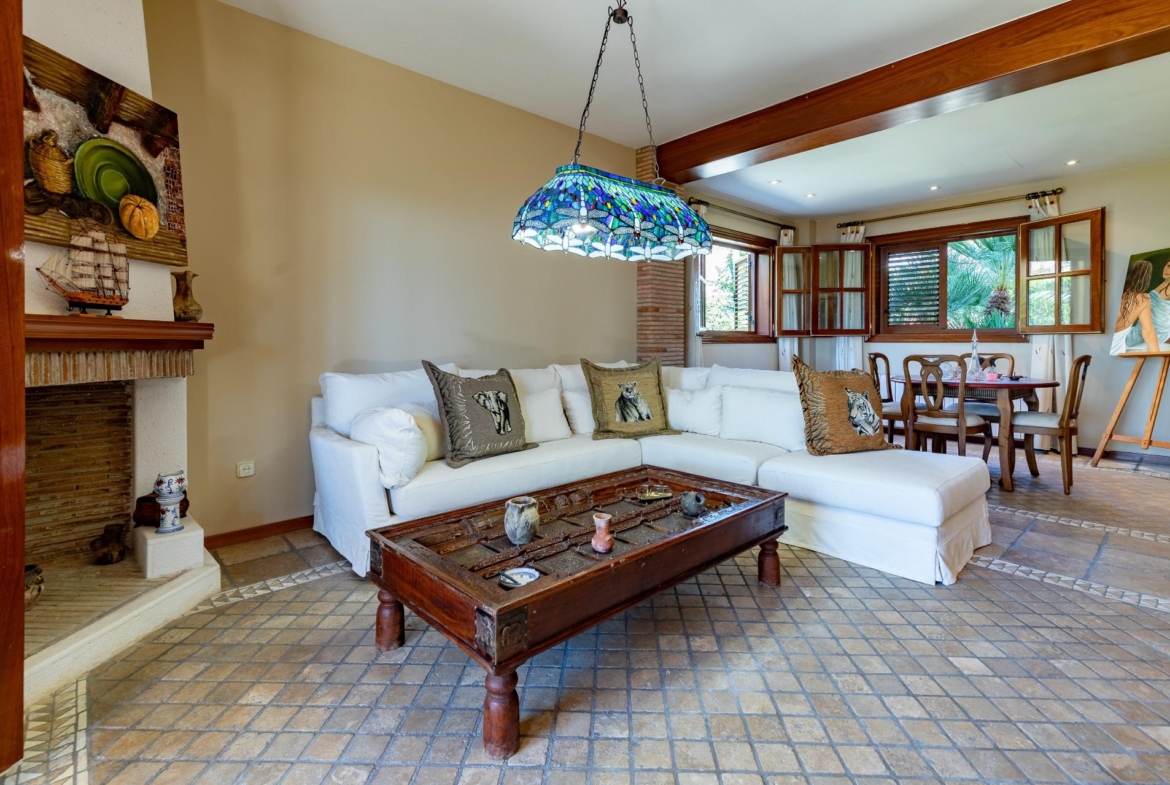 Exceptional Beachfront Villa: Luxury Steps Away from the Beach