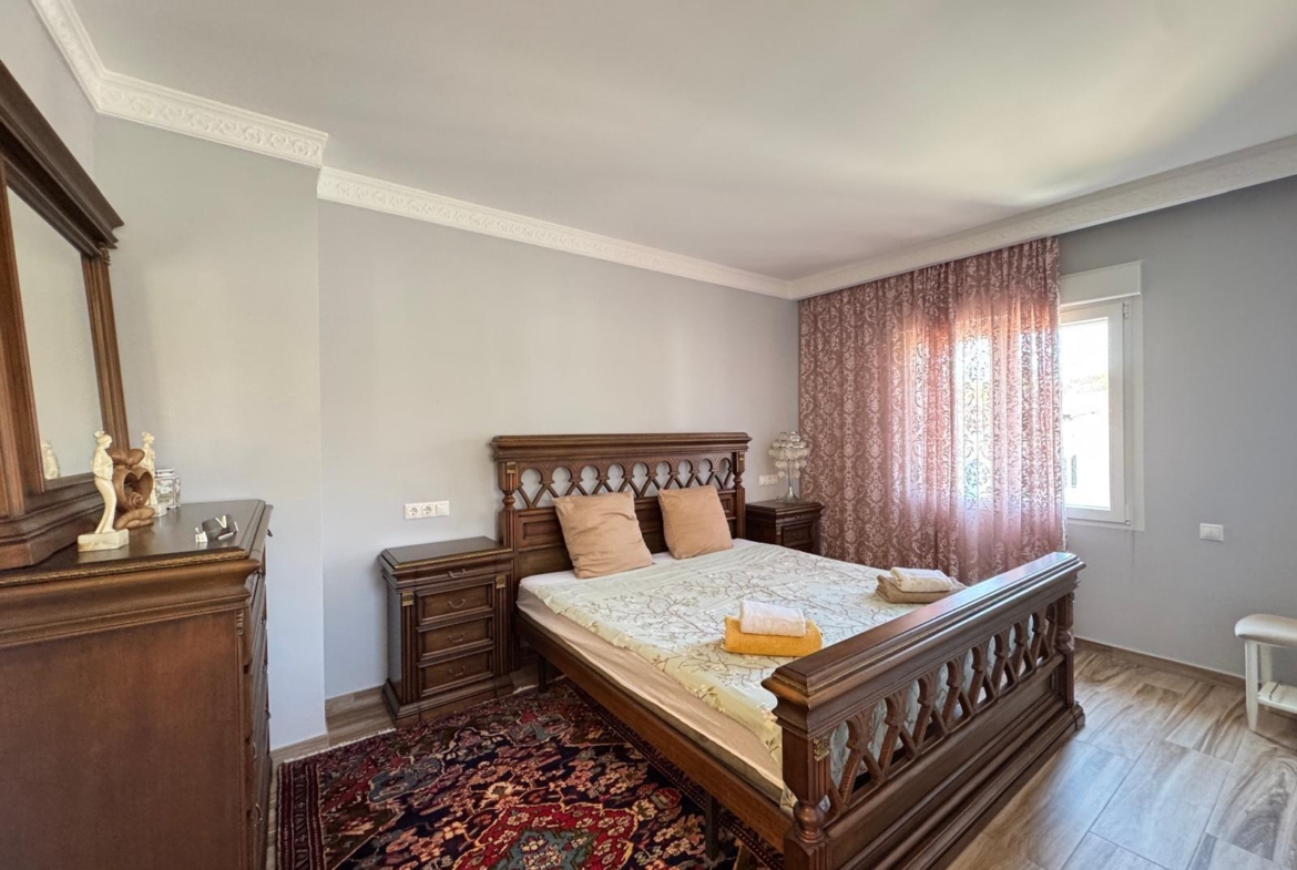 VILLA DE LIJO EN CAMPOAMOR CON 639 M2 DE CASA. PARCELA 800 M2. PISCINA PROPIA. 5 DORM. 4 BAÑOS. PLAYA A 650 METROS.