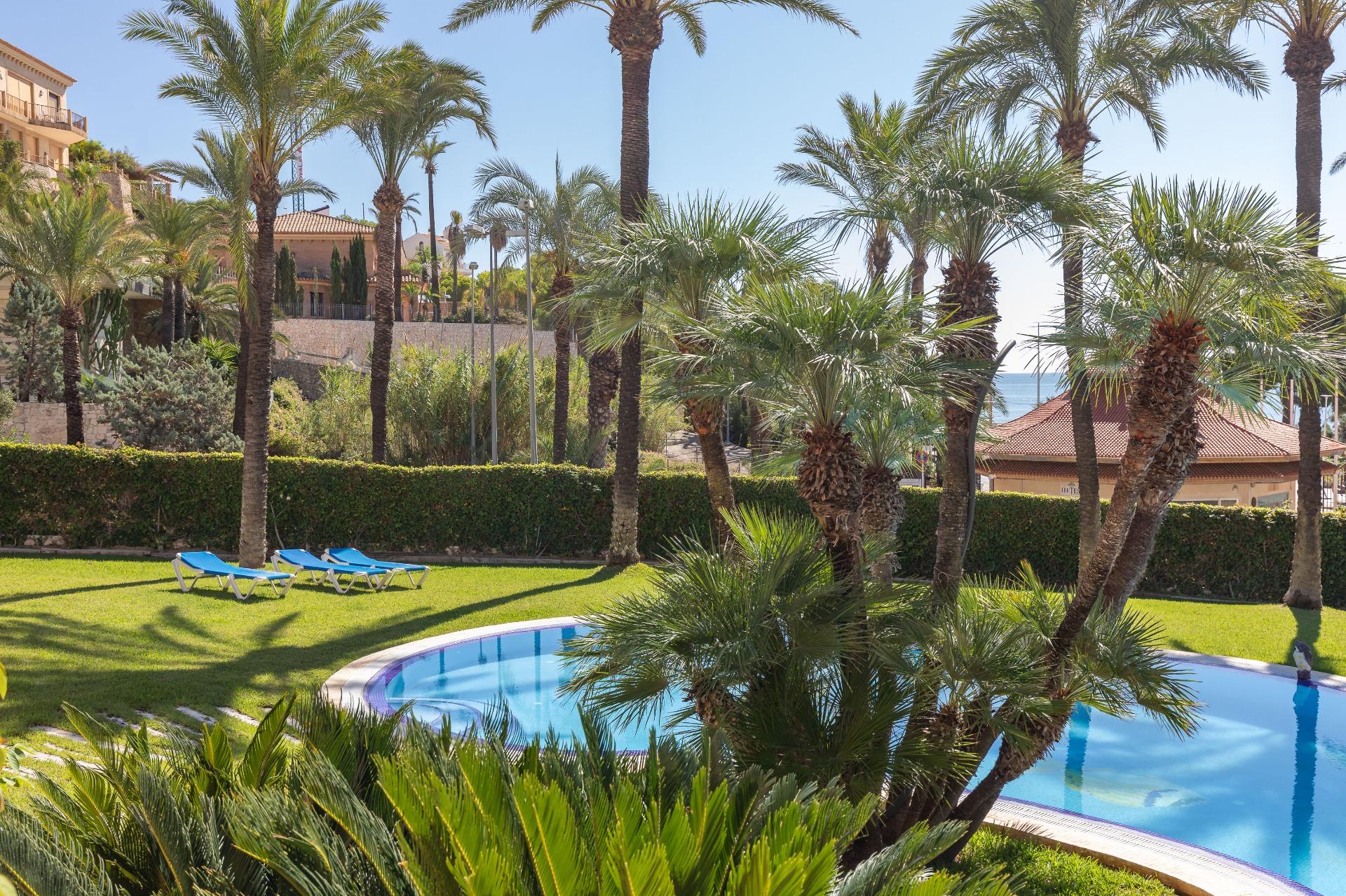 2-75-3 Exceptional Beachfront Villa: Luxury Steps Away from the Beach
