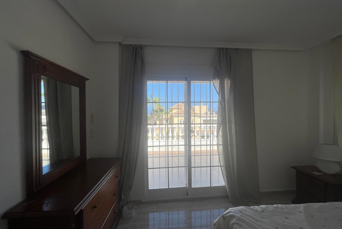 VILLA PARADA CON VISTAS AL MAR Y A 200 METROS DE PLAYA! ZONA TORRE LA MATA. 5 DRM. 3 BAÑOS. PISCINA PRIVADA.