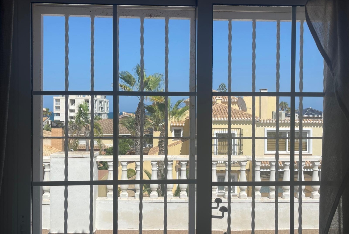 VILLA PARADA CON VISTAS AL MAR Y A 200 METROS DE PLAYA! ZONA TORRE LA MATA. 5 DRM. 3 BAÑOS. PISCINA PRIVADA.