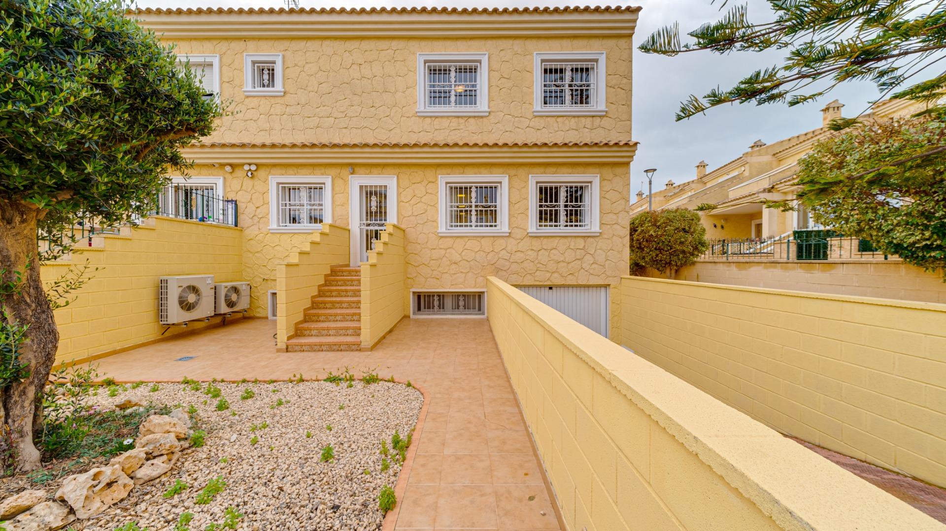 2-8-100 Large corner semi-detached house with sea views,