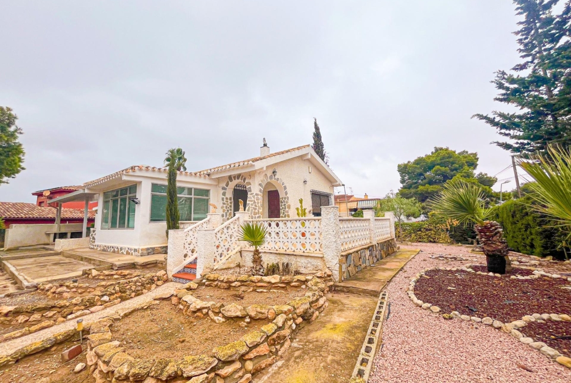 VILLA EN LOS BALCONES CON 1000 M2 DE PARCELA. 3 DORM. 2 BAÑOS. GARAJE PRIVADO DE 36 M2.