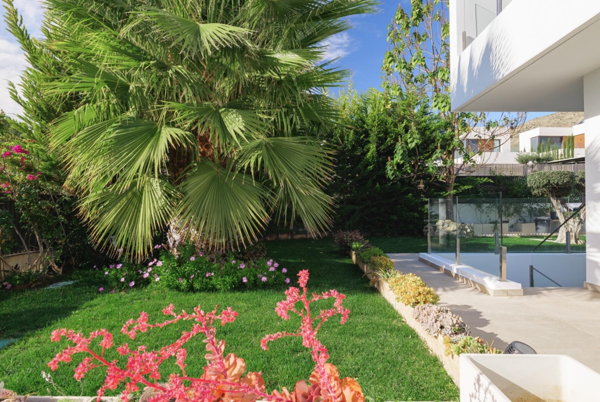 Unique villa in Sierra Cortina: prestigious location between mountains and sea