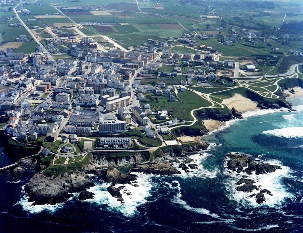 INVESTMENT FOR NEW CONSTRUCTION 100 METERS FROM MURALLÓN BEACH IN TAPIA DE CASARIEGO