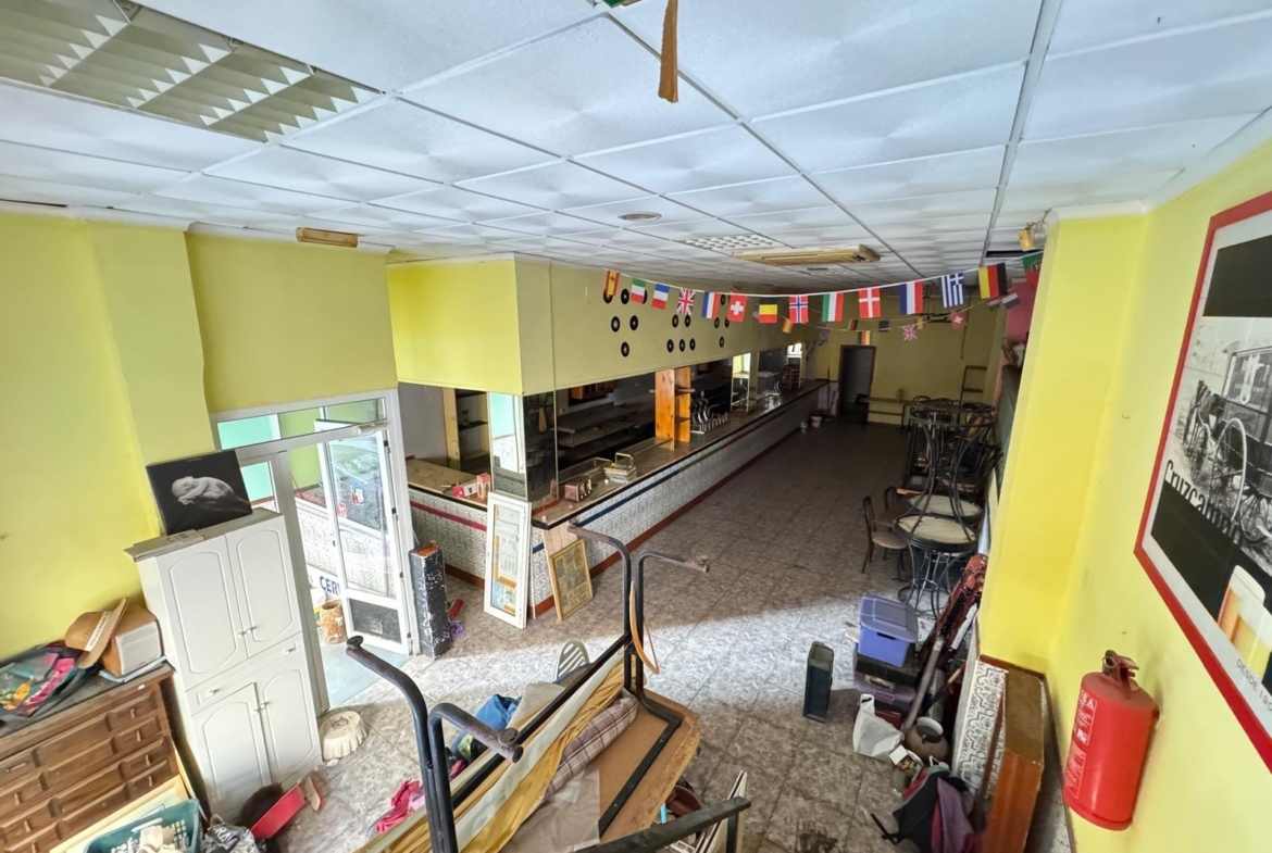 VOOR DE VERKOOP VAN BEDRIJFSTOESLAGEN MET HOSPITALITEITSLICENSE VAN 150 M2 EN SLECHTS 100 METERS VAN HET KURA-STRAND