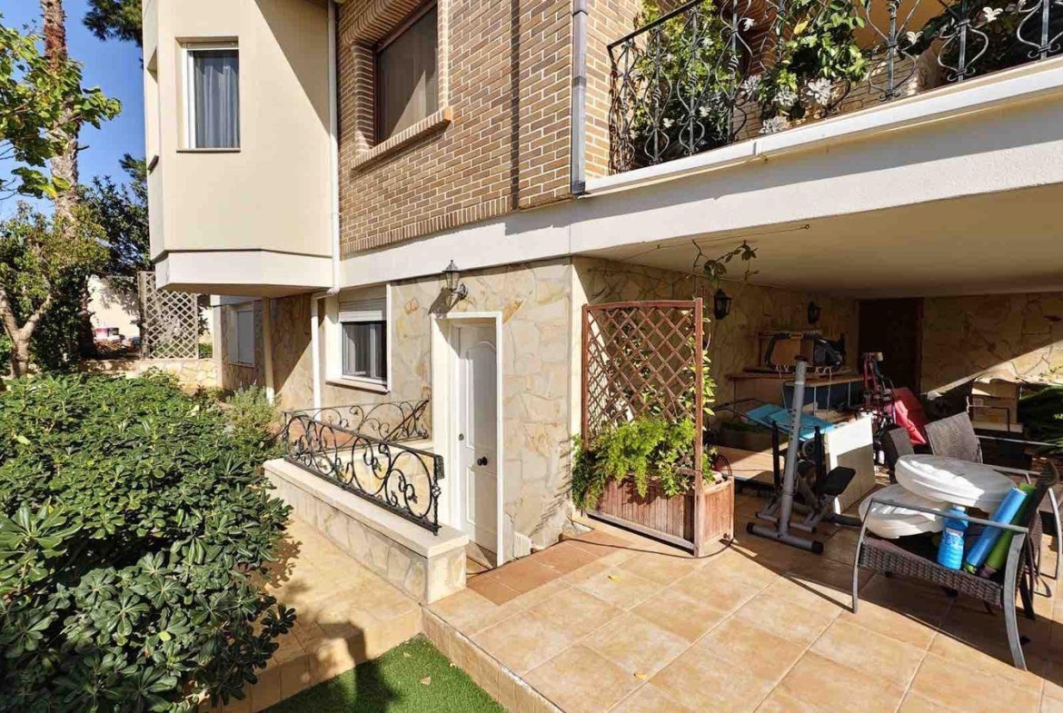 VILLA EN CIUDQUESADA. CON PISCINA PRIVADA. PARCELA 850M2. CASA 364 M2.