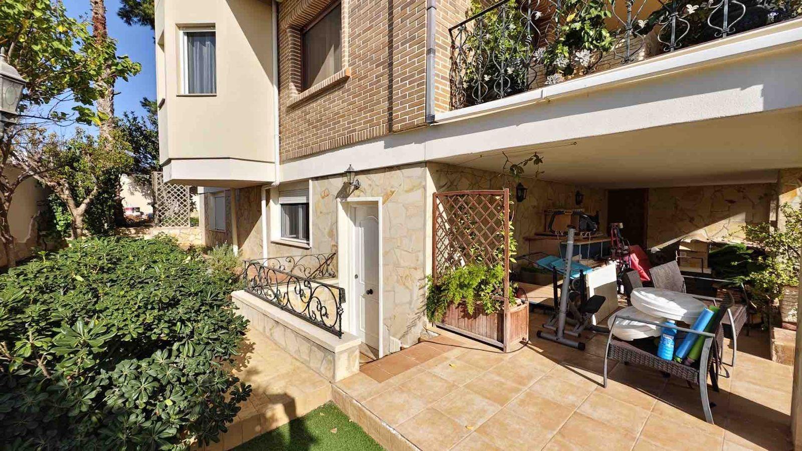 VILLA EN CIUDQUESADA. CON PISCINA PRIVADA. PARCELA 850M2. CASA 364 M2.