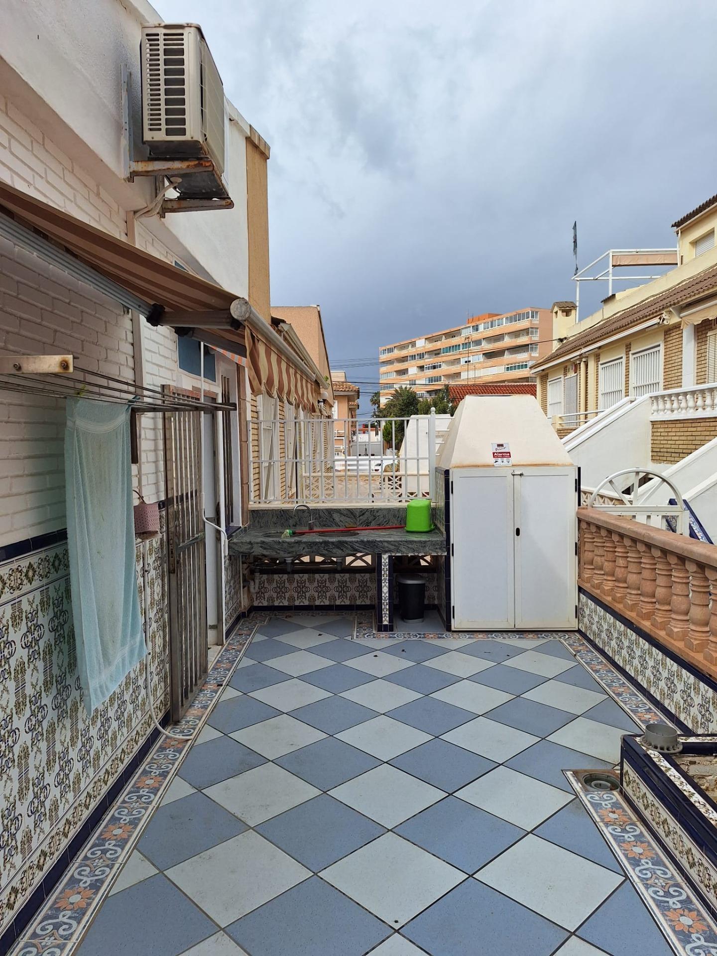 Espectacular adosado al lado de la preciosa playa de la Mata con 3 dormitorios 2 baños Garaje