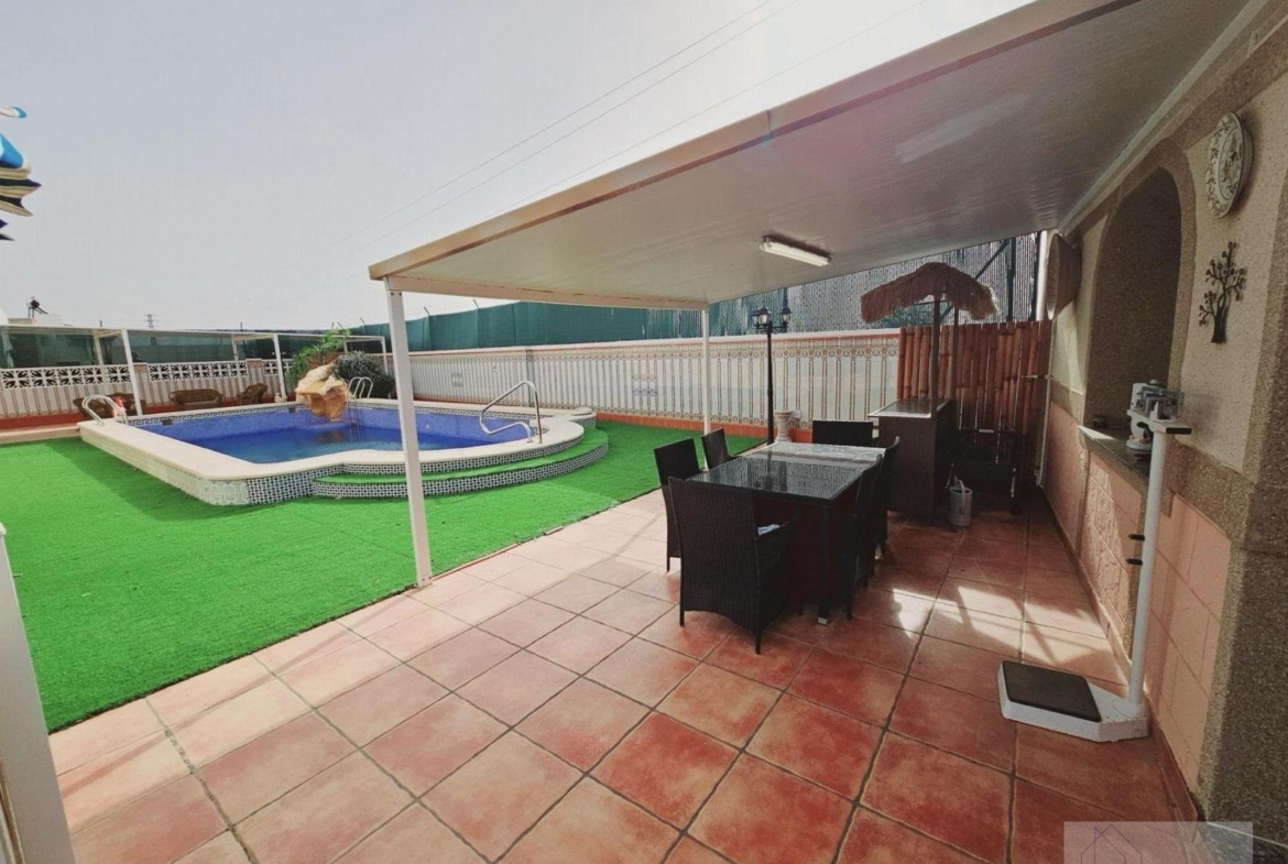 VILLA EN LA SIESTA CON 800 METROS DE PARCELA. PISCINA PRIVADA. 330 M2 DE CASA.