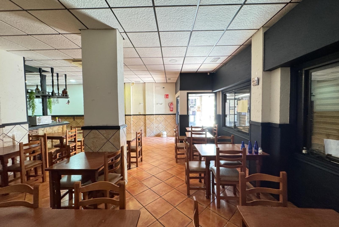 BAR EN VENTA. SE VENDE UN BAR A 500 METROS DE PLAYA DEL CURA CON 2 BAÑOS Y 150 M2 SUPERFICIE.