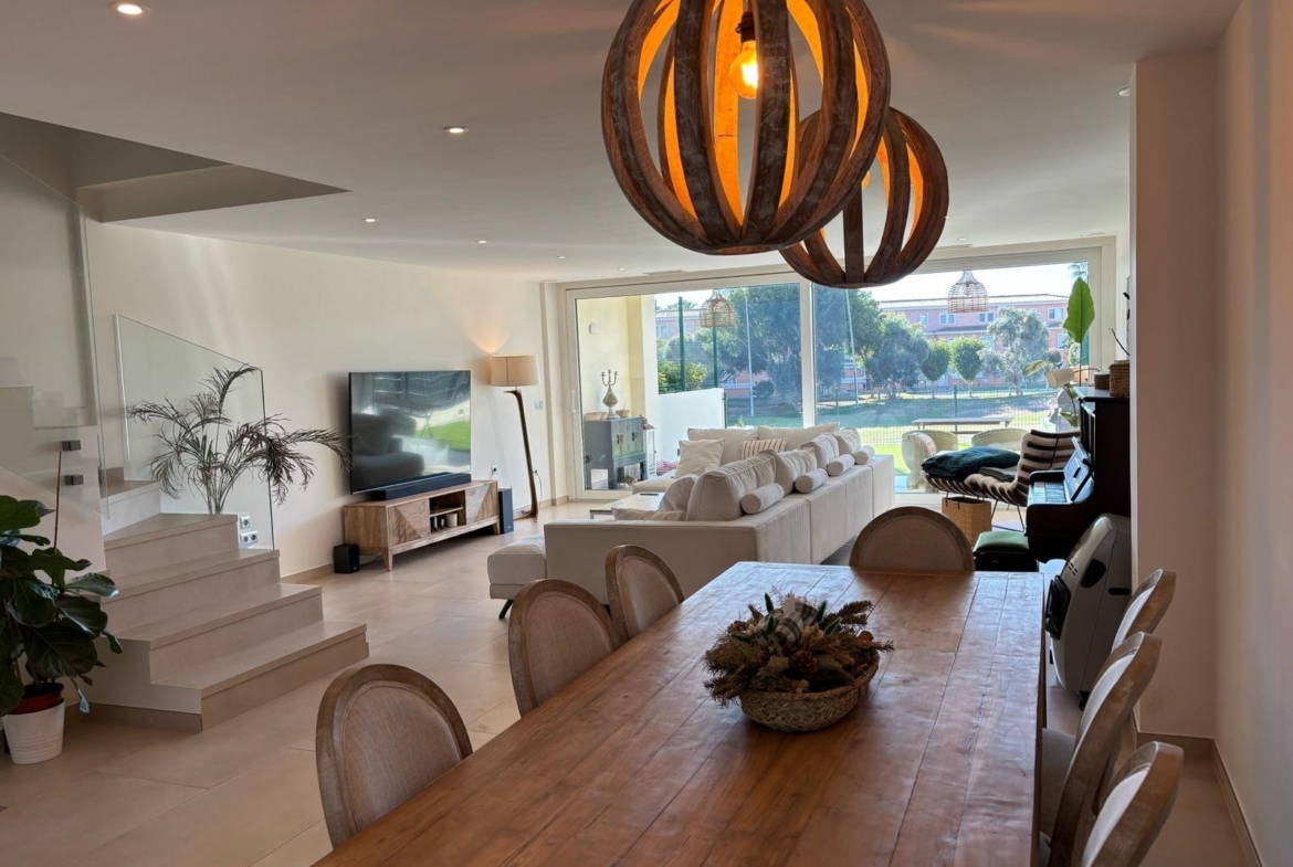 Exclusivo Chalet Pareado en Los Cisnes, Alicante: Confort y Modernidad