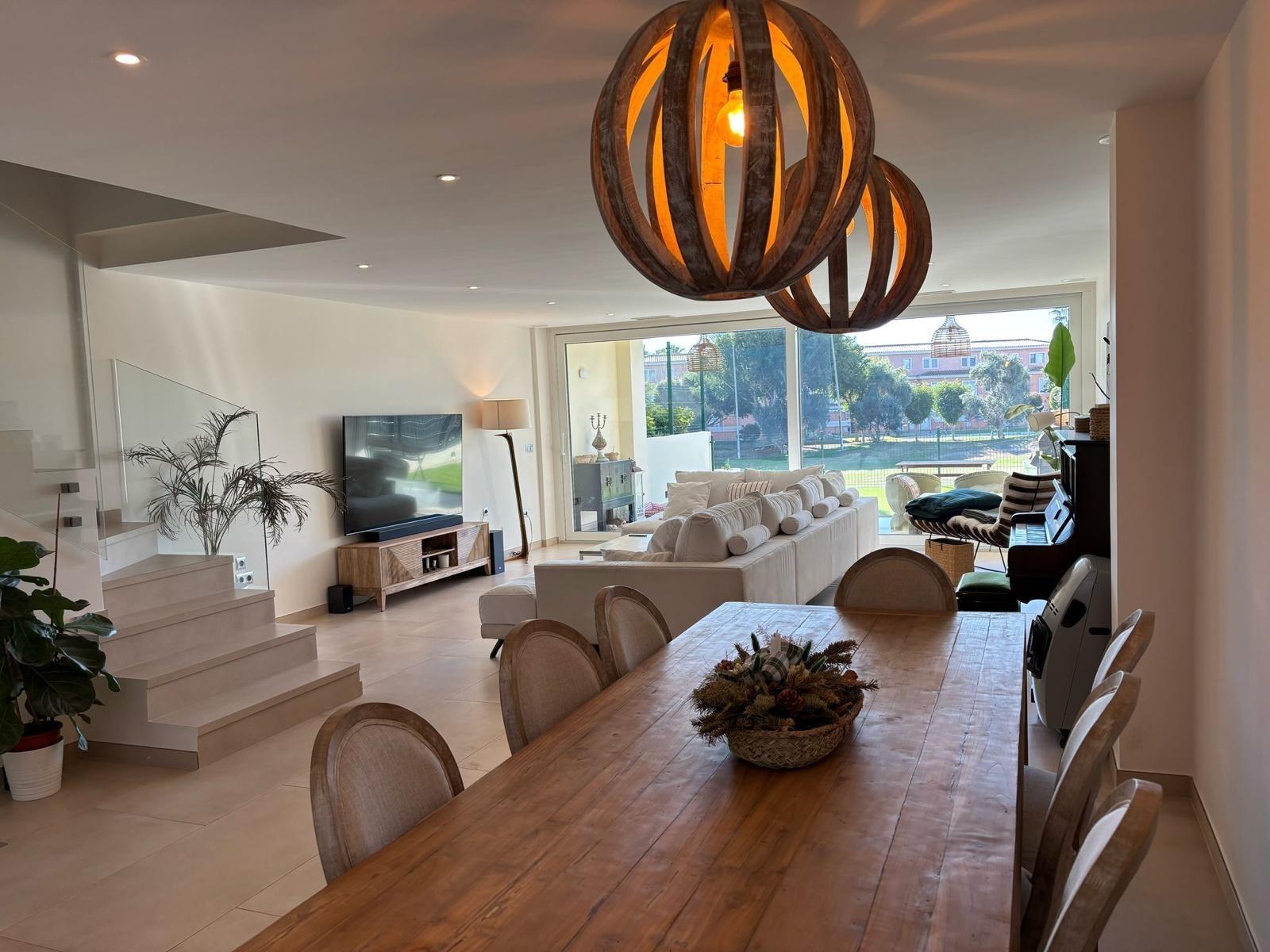 Exclusivo Chalet Pareado en Los Cisnes, Alicante: Confort y Modernidad