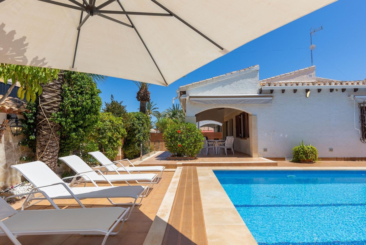 VILLA CON PISCINA PRIVADA EN PUNTA PRIMA CON PARCELA 540 M2. 4 DORM. 2 BAÑOS. 168 M2 DE CASA.