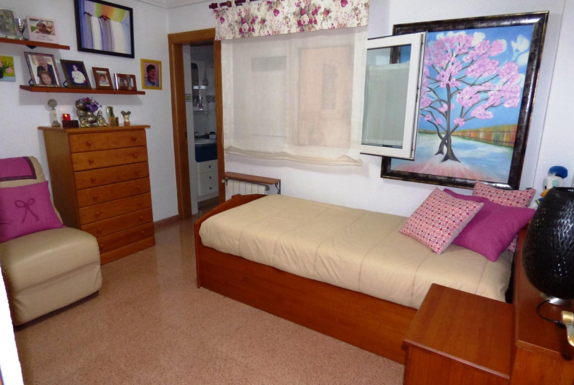Chalet Adosado con Estilo Único a Pocos Pasos de la Playa de San Juan