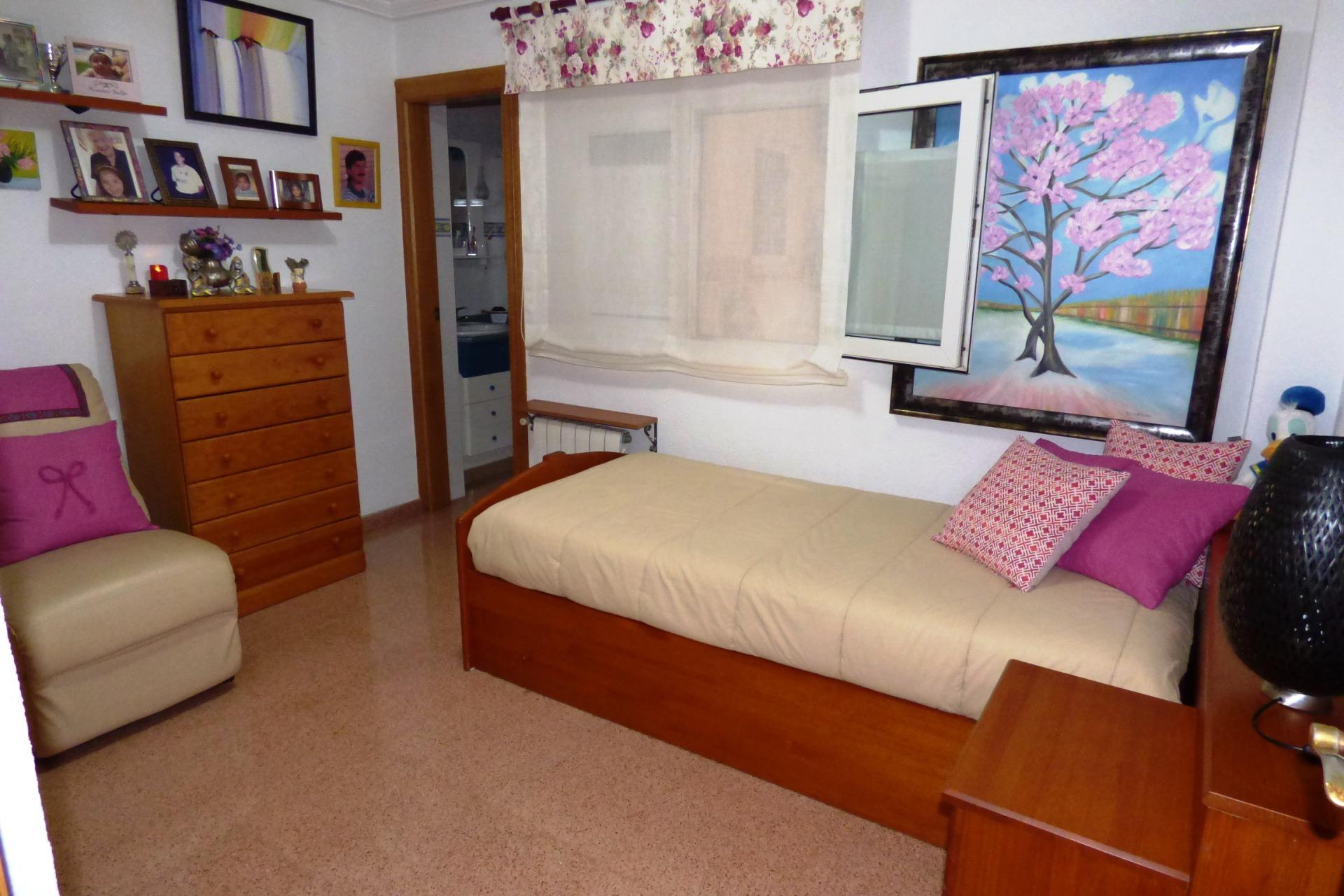Chalet Adosado con Estilo Único a Pocos Pasos de la Playa de San Juan