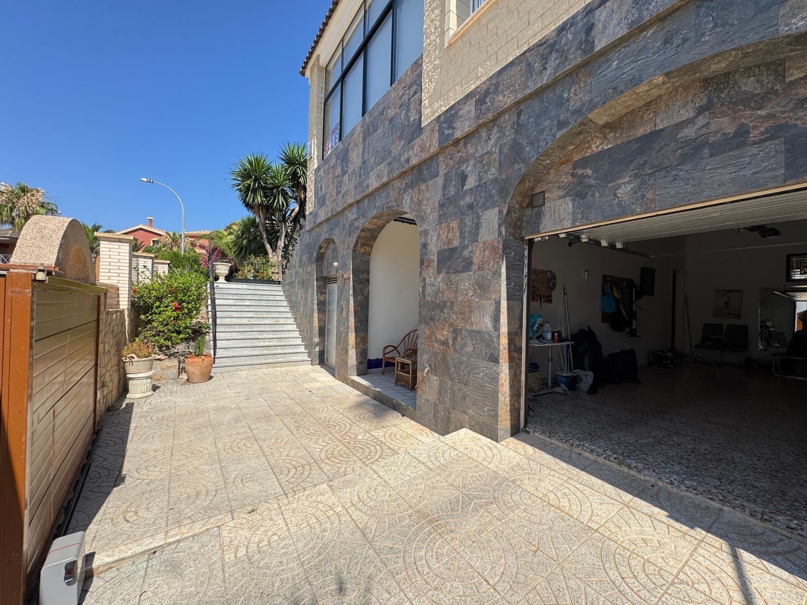2-8-264 VILLA DE LIJO EN CAMPOAMOR CON 639 M2 DE CASA. PARCELA 800 M2. PISCINA PROPIA. 5 DORM. 4 BAÑOS. PLAYA A 650 METROS.