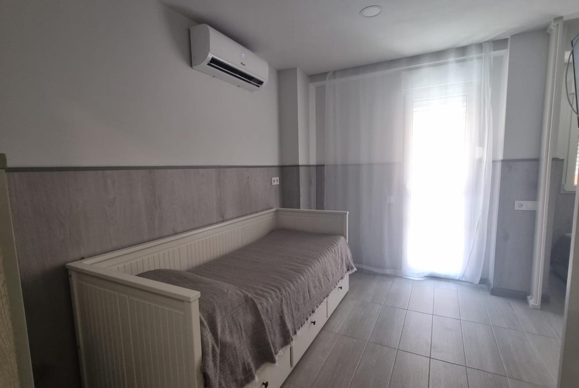 REFORMADO APARTAMENTO A 50 METROS DE PLAYA DE 3 DORMITORIOS 3 BAÑOS DIVIDIDO A 3 ESTUDIOS COMPLETOS PARA ALQUILAR. 105 M2 TOTAL.