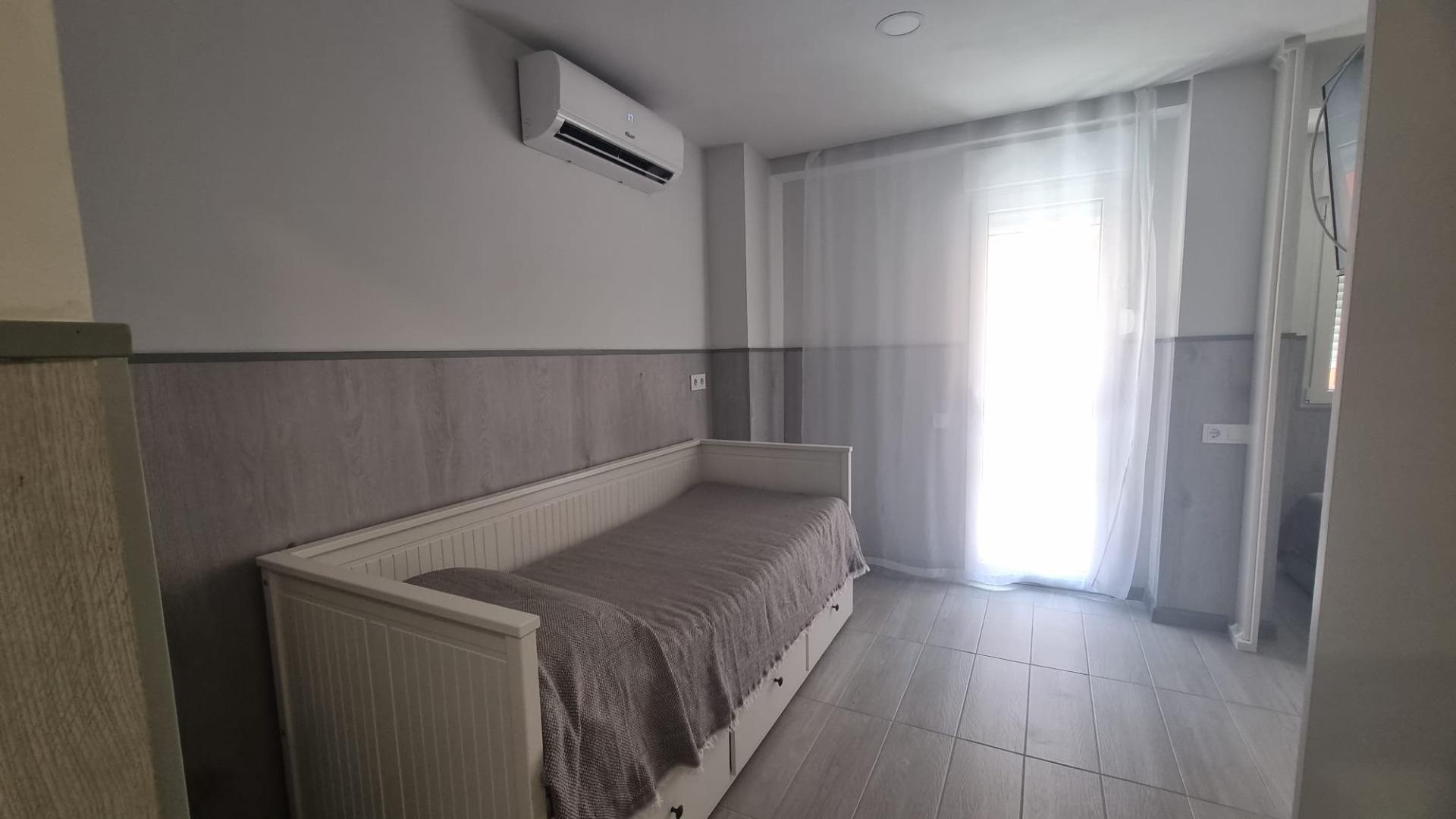 REFORMADO APARTAMENTO A 50 METROS DE PLAYA DE 3 DORMITORIOS 3 BAÑOS DIVIDIDO A 3 ESTUDIOS COMPLETOS PARA ALQUILAR. 105 M2 TOTAL.