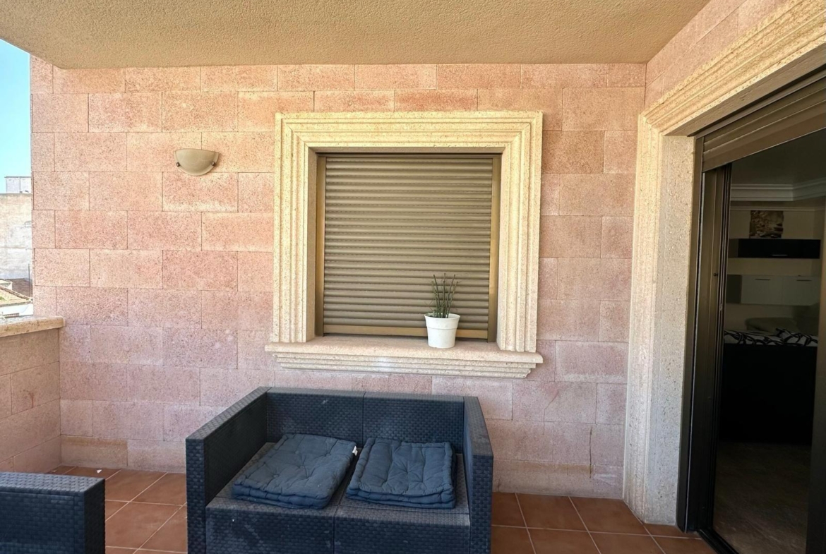 GRANDE APARTAMENTO DE 4 DORM. 2 BAÑOS. A 400 METROS DEL PUERT0 DE TORREVIEJA CON 130 M2. Y GRAN TERRAZA.