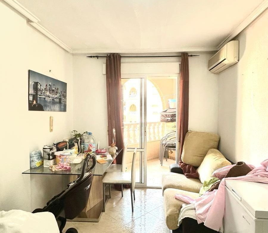 APATRAMENTO EN EL CENTRO DE TORREVIEJA CON PISCINA Y GARAJE INCLUIDO. 2 DORM. 1 BAÑO. SPEEL EEN 700 METRO.