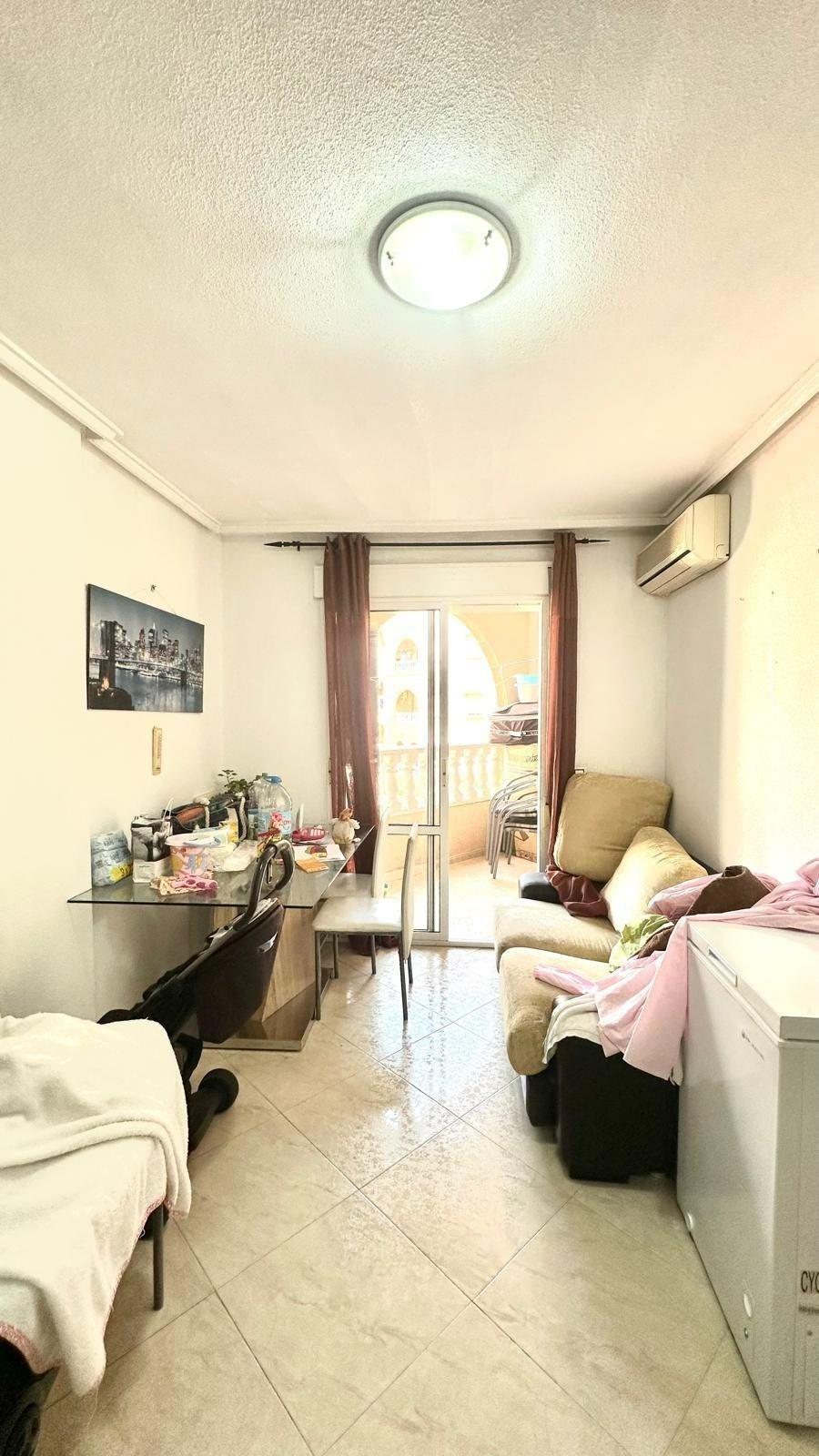 APATRAMENTO EN EL CENTRO DE TORREVIEJA CON PISCINA Y GARAJE INCLUIDO. 2 DORM. 1 BAÑO. SPEEL EEN 700 METRO.