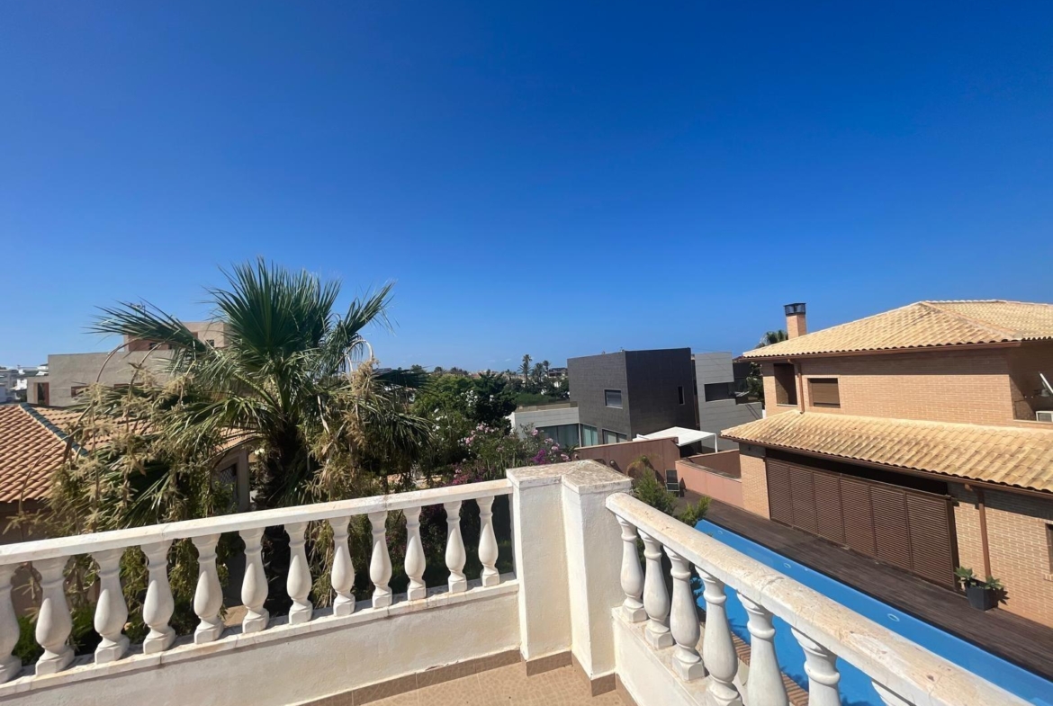 VILLA PARADA CON VISTAS AL MAR Y A 200 METROS DE PLAYA! ZONA TORRE LA MATA. 5 DRM. 3 BAÑOS. PISCINA PRIVADA.