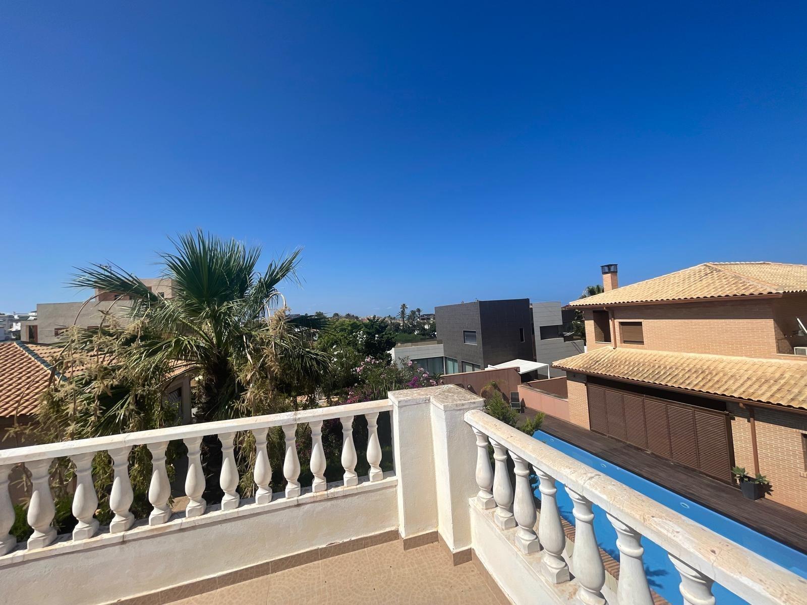 VILLA PARADA CON VISTAS AL MAR Y A 200 METROS DE PLAYA! ZONA TORRE LA MATA. 5 DRM. 3 BAÑOS. PISCINA PRIVADA.